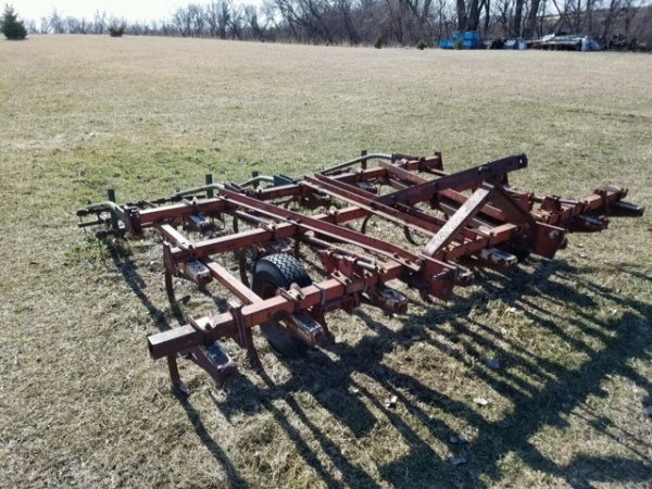 lot 23 image: IHC45 8-12 to 15 Field Cultivator With Drag Sections