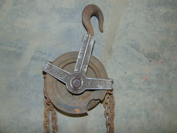 lot 24 image: 2000 Lb Chain Hoist