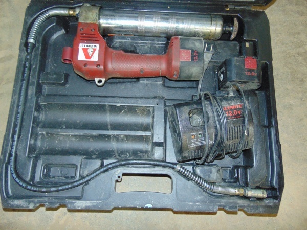 lot 25 image: Battery Powered Grease Gun