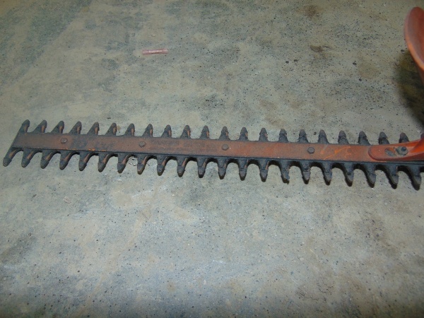 lot 27 image: 16 Electric Hedge Trimmer