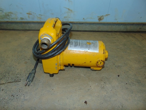 lot 33 image: Electric Water Pump
