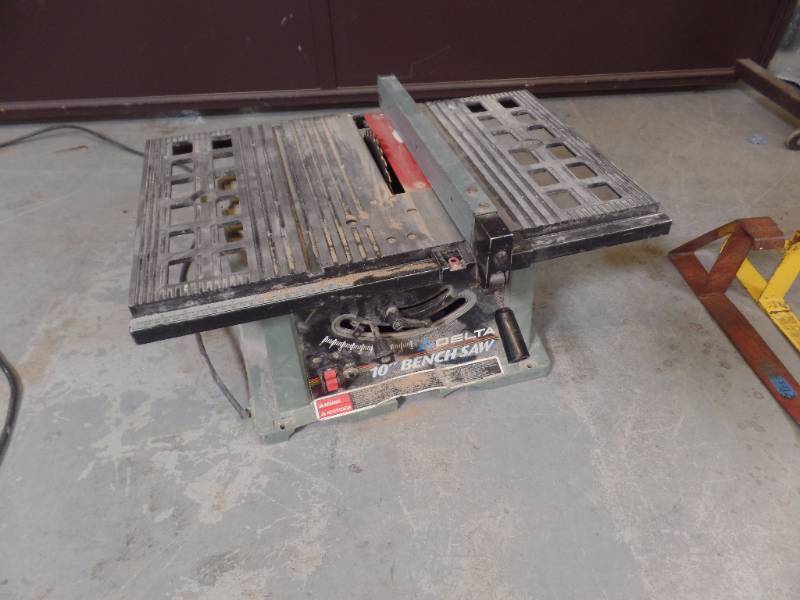 lot 516 image: Delta Bench Saw