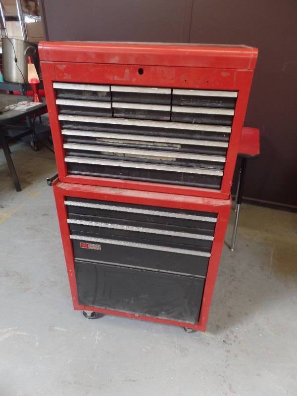lot 519 image: Craftsman Two-Piece Stackable Tool Chest