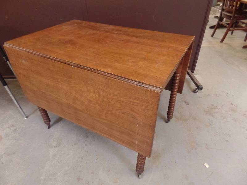 lot 531 image: Dropleaf Dining Table