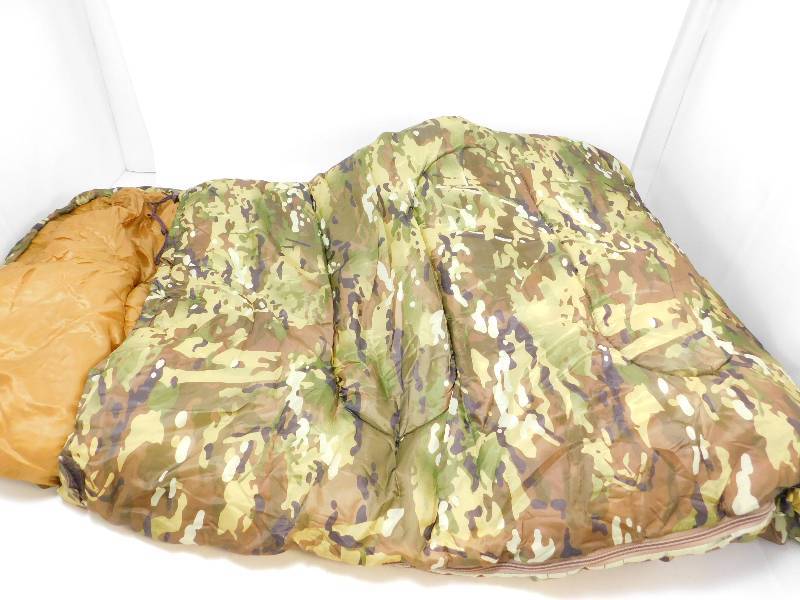 lot 86 image: HQ ISSUE WWII Camo Sleeping Bag, 20 Degrees