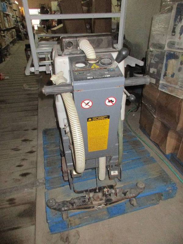 Convertamatic 200B floor scrubber