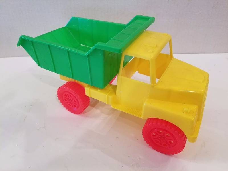 lot 9 image: 1950s Childrens Plastic Truck