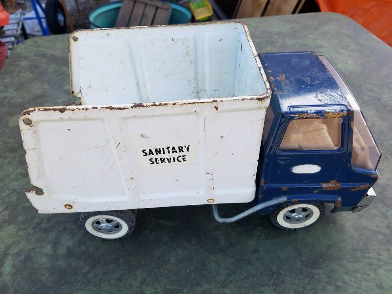 lot 52 image: Tonka Sanitary Truck ,1950s