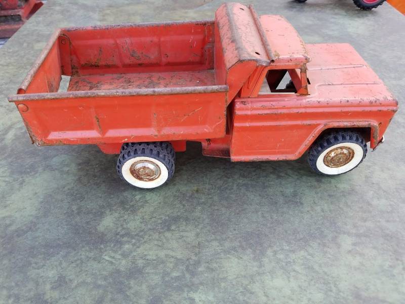 lot 78 image: Structo,1950s Dump Truck