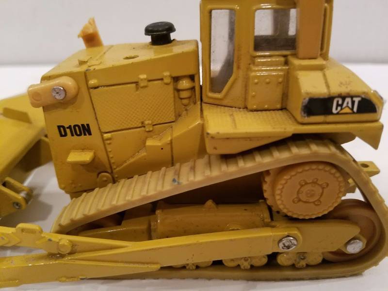 lot 69 image: Ertl caterlillar