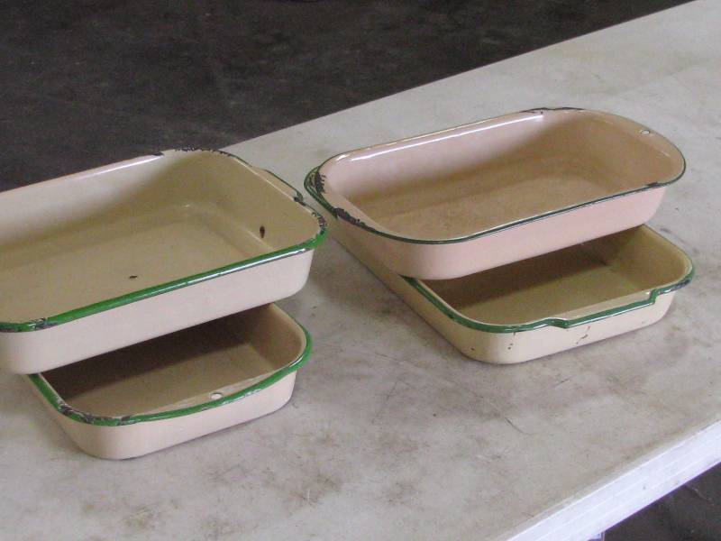 lot 41 image: Green & Cream Enamelware