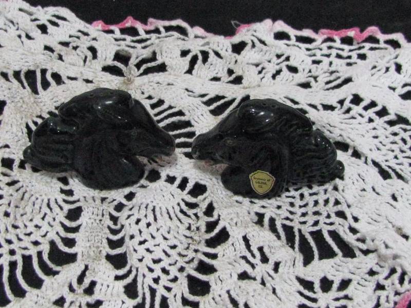lot 6 image: Rosemeade Horse Head SaltPepper Set