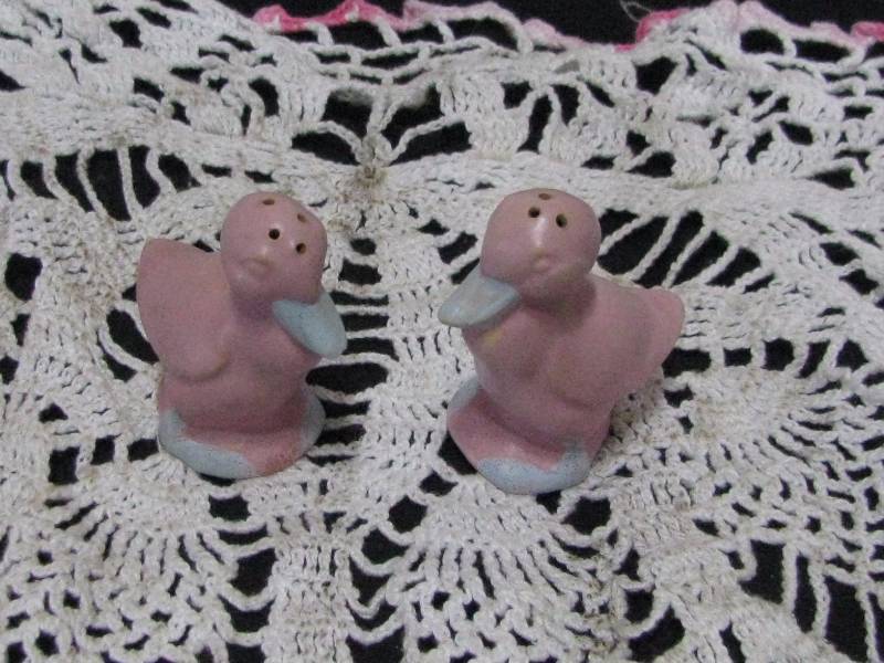 lot 8 image: Rosemeade Duck SaltPepper Set