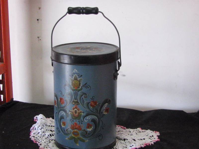 lot 28 image: Norwegian Rosemaled Shotgun Pail