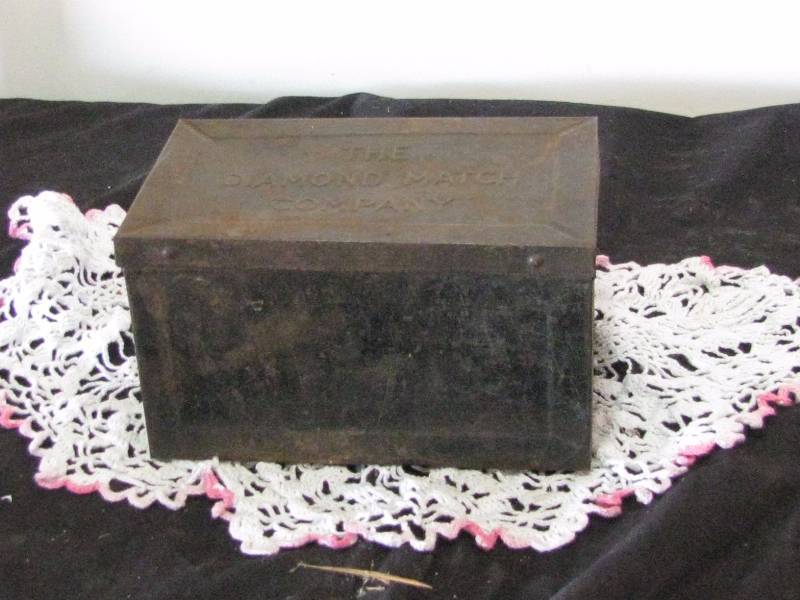 lot 29 image: Diamond Match Company Tin
