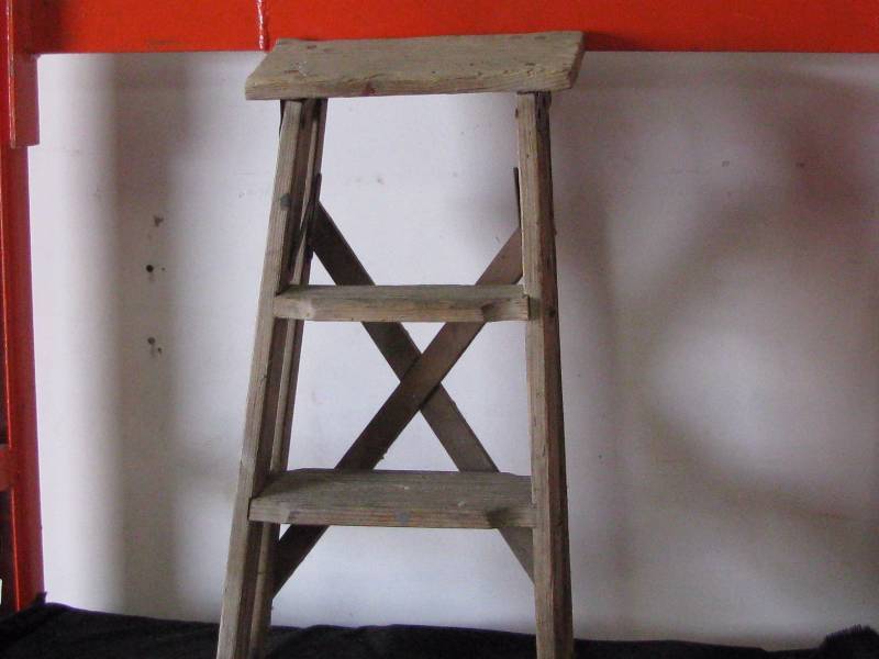 lot 79 image: Wood Step Stool