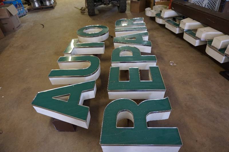 lot 19 image: Auto Repair Lighted Sign