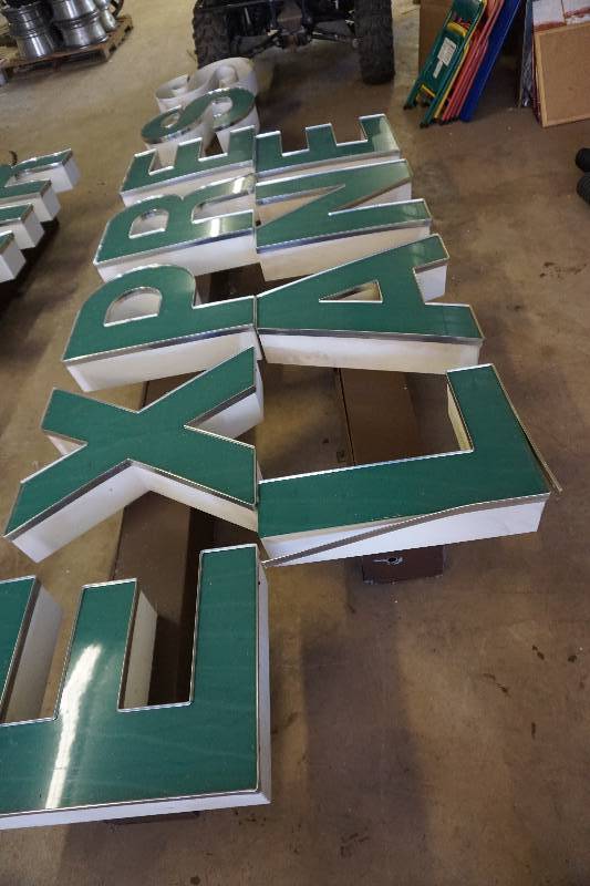 lot 20 image: Express Lane Automotive Repair Shop Lighted Sign