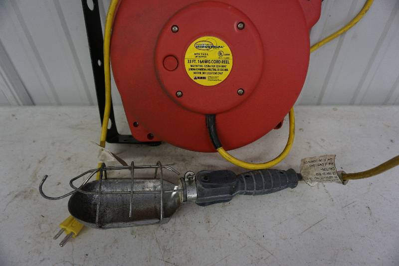 lot 32 image: Northern Industrial Tool Model NTE-153 -L  33 16 AWG Electrical Power CordService Light Reel