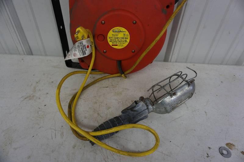 lot 33 image: Northern Industrial Tool Model NTE-153 -L  33 16 AWG Electrical Power CordService Light Reel