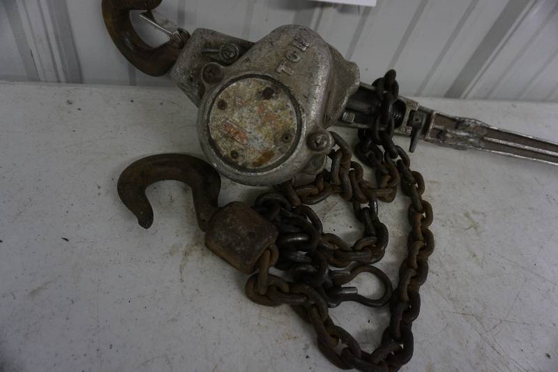 lot 35 image: 1 Ton Manual Chain Hoist