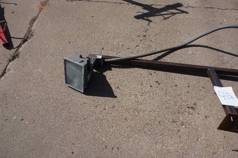 lot 42 image: 2  - Halogen Light Auto Bay Custom 6 Lighting Bar