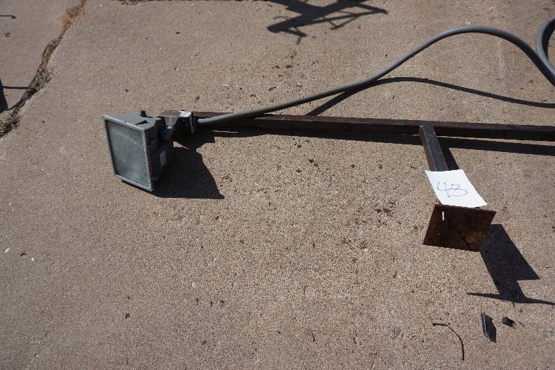 lot 43 image: 2  - Halogen Light Auto Bay Custom 6 Lighting Bar