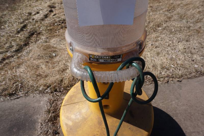 lot 44 image: 500 Watt Halogen Wobble Light