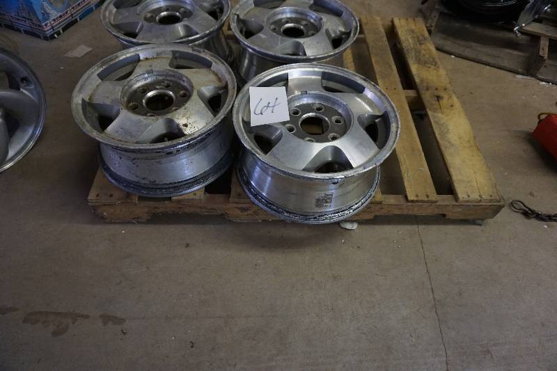 lot 64 image: Set of 4 -  GM 16 Aluminum 6 Bolt Truck Wheels