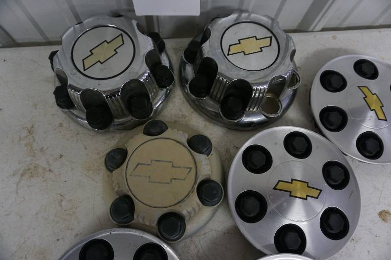 lot 68 image: Assorted Chevy 6 & 8 Bolt Wheel Center Caps