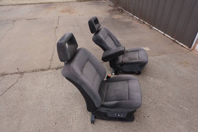 lot 78 image: Set of Front Power Cloth Vehicle Seats