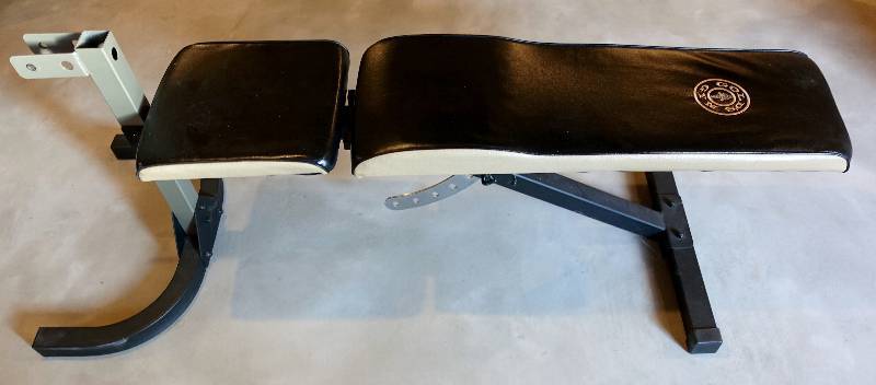 lot 7 image: Golds Gym Adjustable Bench with Removable Preacher Curl Pad