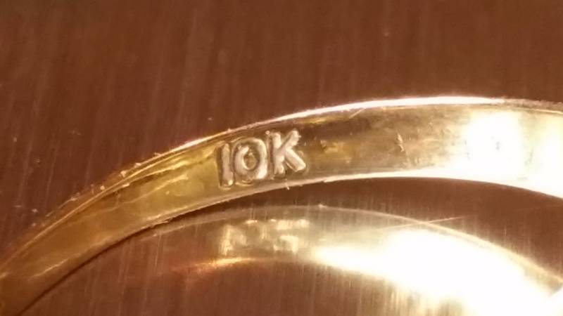 lot 113 image: Vintage 10k Solid Gold Ring
