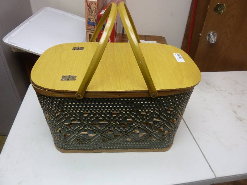 lot 247 image: Vintage Picnic Basket