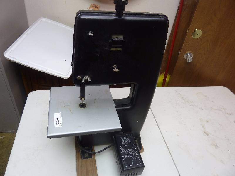 lot 257 image: Black & Decker Bench Top Band Saw