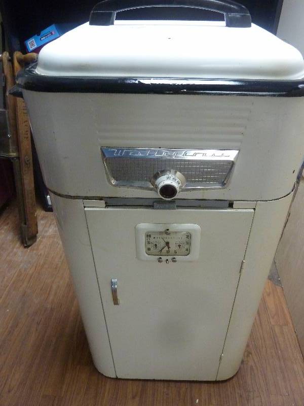 lot 284 image: Vintage Westinghouse Roaster