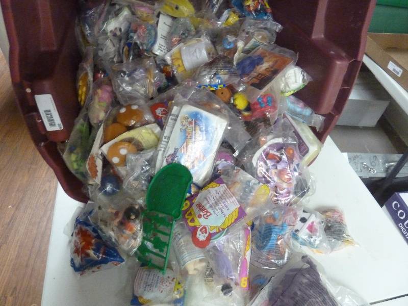 lot 289 image: Large Tub of Burger King and McDonalds Toys
