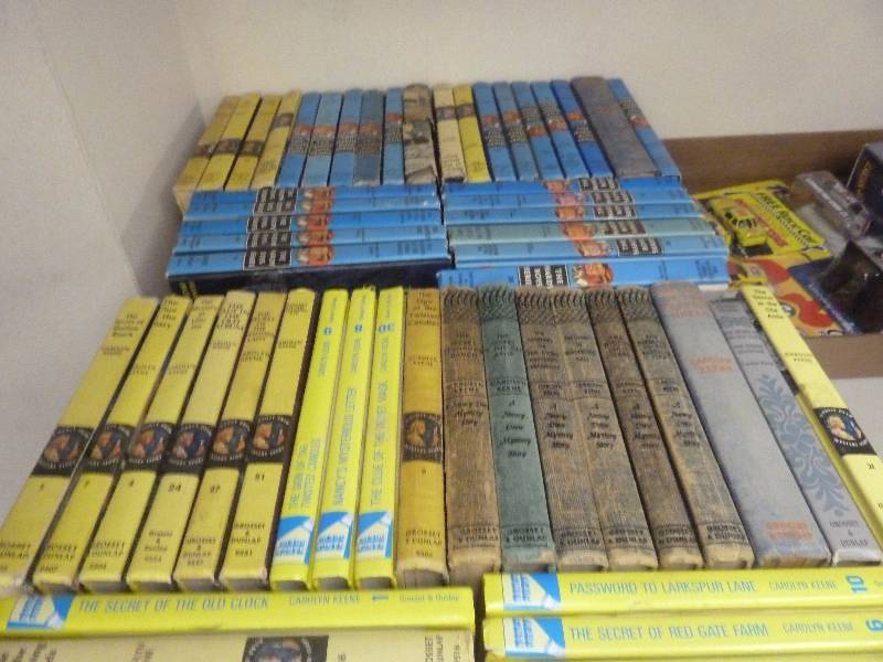 lot 321 image: Vintage Nancy Drew and Hardy Boys Books