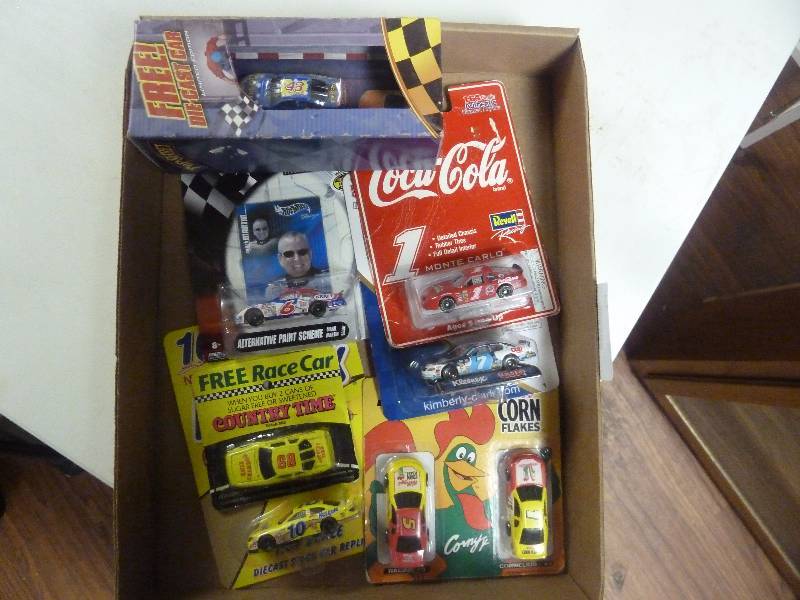 lot 324 image: New In Package Collectible Cars