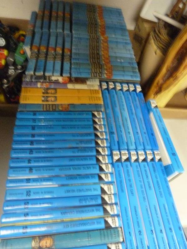 lot 335 image: Large Lot of Vintage Books