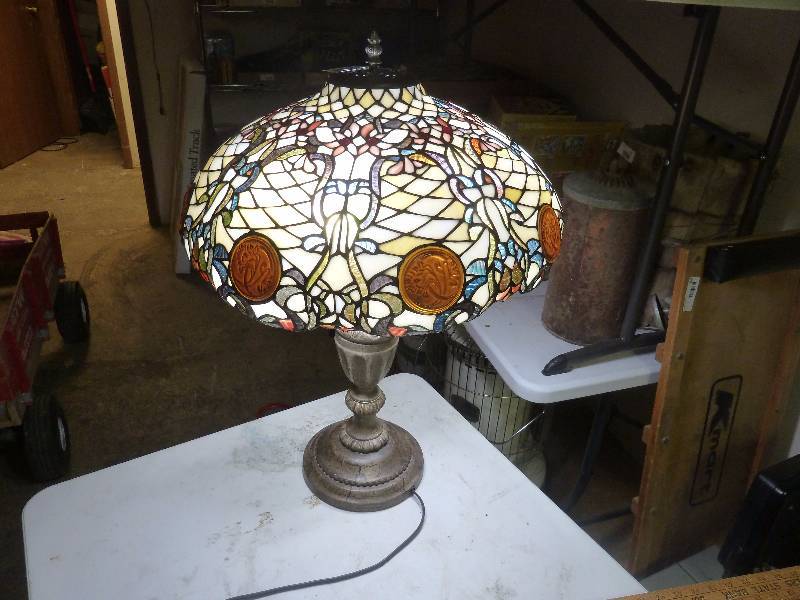 lot 346 image: Tiffany Style Lamp