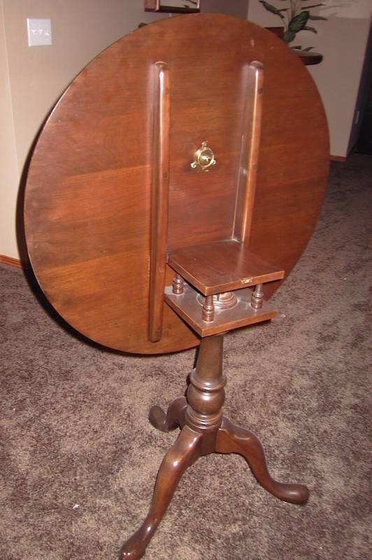 lot 19 image: Ethan Allen Georgian tilt top tea table (Top measures 30.25 diameter)