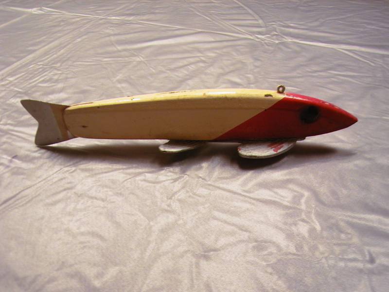 lot 34 image: Fish Decoy (measuring 7.75 long)