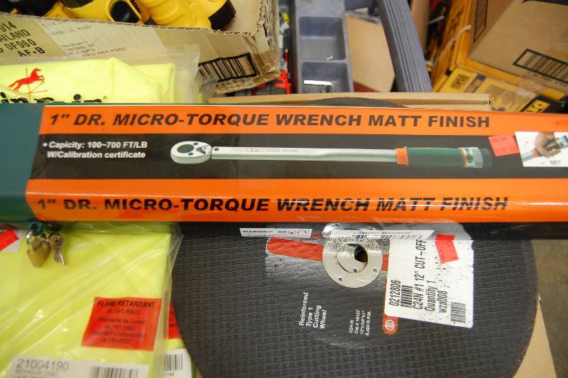 lot 18 image: NEW-1 Ratchet 100 ft-lb - 700 ft-lb Micrometer Adjustable Clicker Torque Wrench