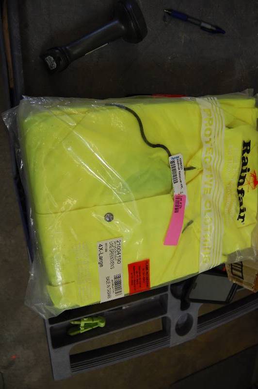 lot 25 image: 4XL Nylon Vis-Gard Green SKYHOOK Raincoat wAttached Hood