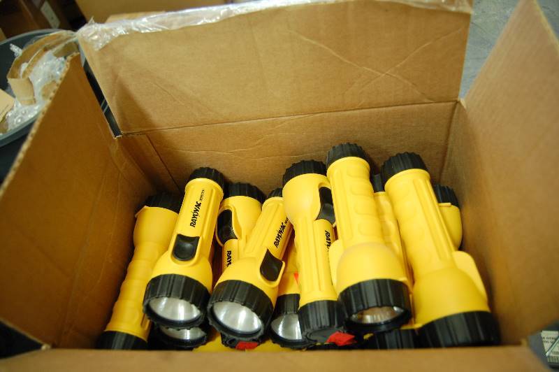 lot 26 image: Flashlights-18 pieces