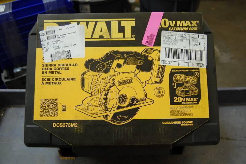 lot 39 image: 20 Volt Max 4.0Ah DeWalt Cordless Metal Cutting Circular Saw Kit