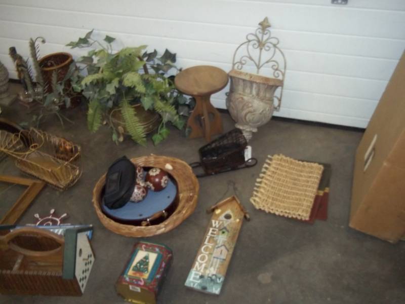 House hold dcor including signs,baskets,picture frames