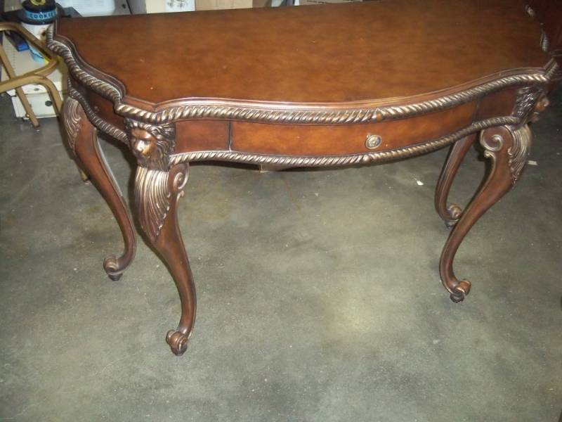 34 x 19 x 24 Lion head table
