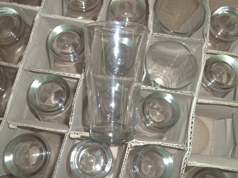 lot 46 image: 23 16 oz glass glasses